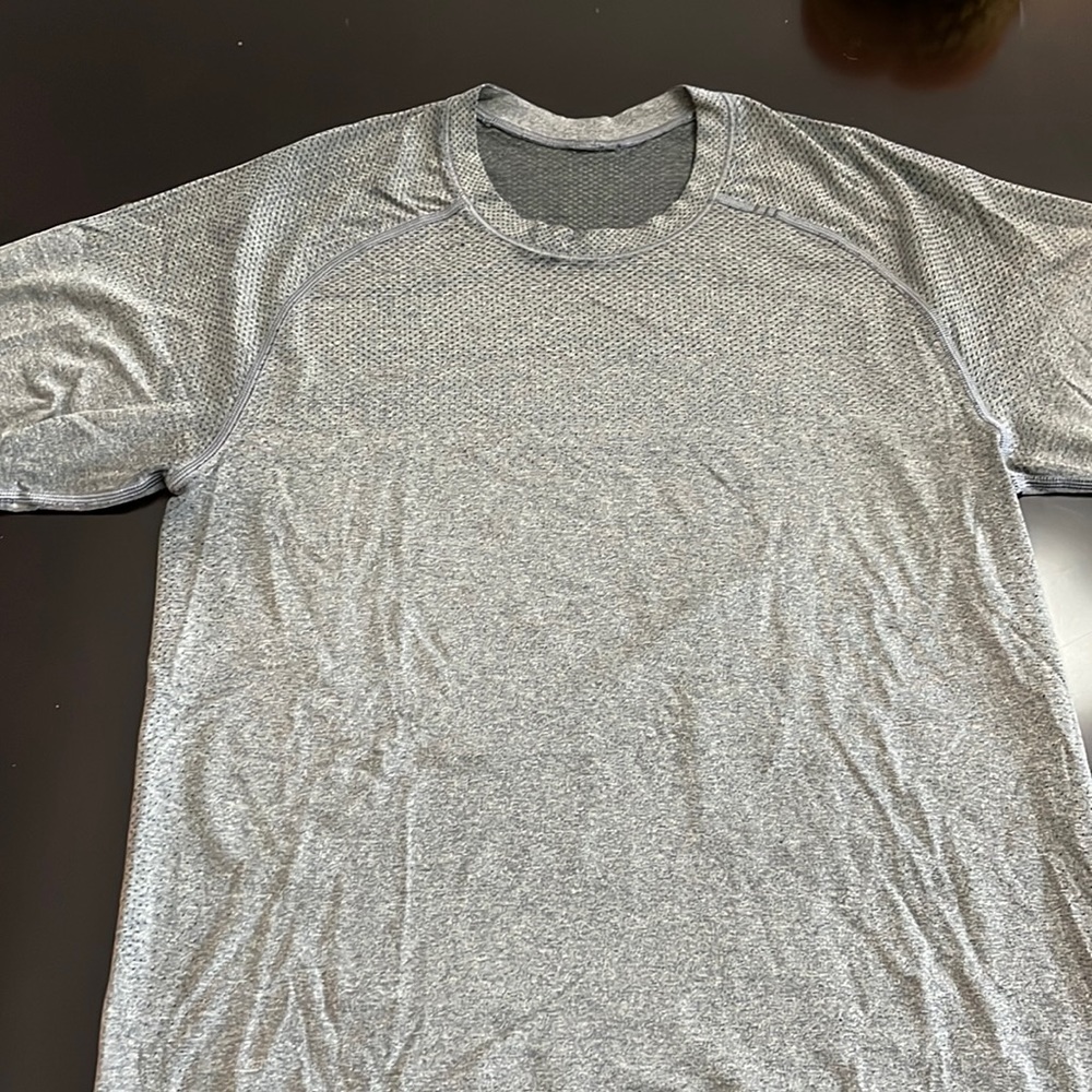 Guc mens Lululemon Metal Vent short sleeve xs grey